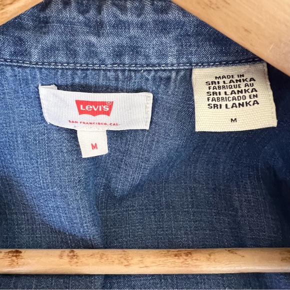 Levi’s Women’s Denim Button Down Shirt Size M Color Blue Denim 💯% Lyocell - Picture 2 of 10